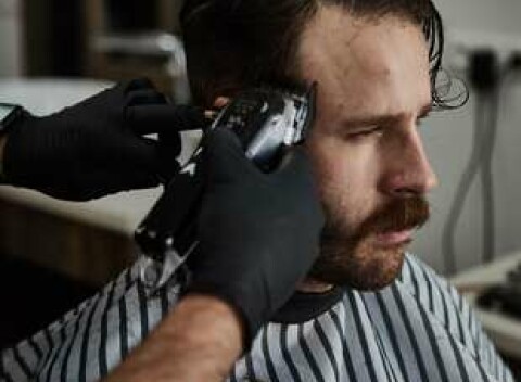 Štýlový zostrih, precízna úprava brady alebo obľúbené Combo pre moderného muža v The Razors BarberShop