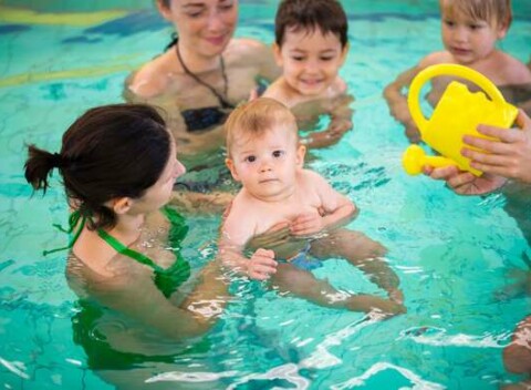 Plávanie pre bábätká od 3 mesiacov do 3 rokov - prvé dotyky s vodou bezpečne a hravo v ŠNOPe