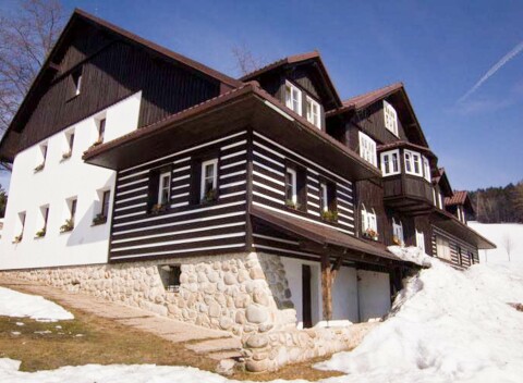 Krkonoše: Pobyt v Chate pod Lipami s polpenziou, zľavou na saunu a lyžiarskym vlekom zadarmo (200 m od chaty)