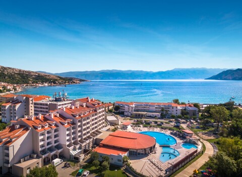 Ostrov Krk: Sunny Baska Hotel *** pri pláži s rozšírenou polpenziou, bazénmi a 4 top herňami + dieťa zadarmo