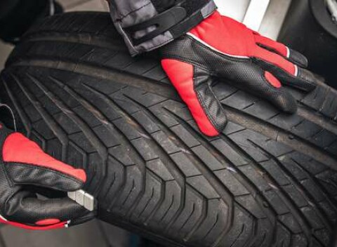 Kompletné prezutie pneumatík alebo výmena kolies s vyvážením v EMko Servis