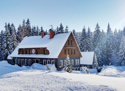 Jizerské hory 200 m od vleku v Hoteli Perla Jizery *** s raňajkami či polpenziou a privátnym wellness + sánky