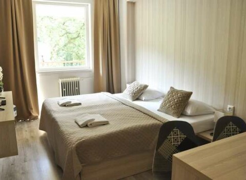 Apartmány hotela Garni na Považí s dieťaťom do 12 rokov zdarma + domáca Sacherka, káva a obrovská pizza