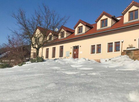 Pobyt blízko ZOO Dvůr Králové a bežkárskych trás v Penzióne Pod Vyhlíadkou s raňajkami, infrasaunou a vínom