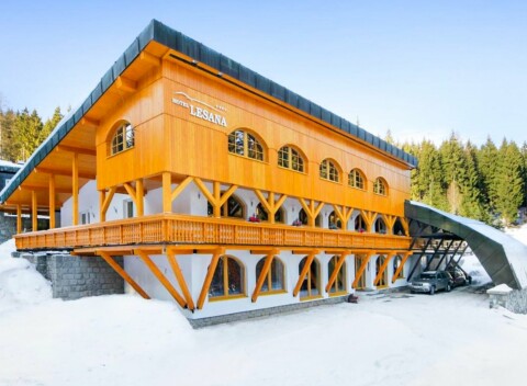 Krkonoše pri ski areáli: Špindlerův Mlýn v Hoteli Lesana *** s polpenziou, neobmedzeným wellness a biliardom