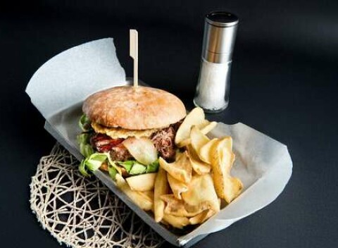 Hamburgery s hranolčekmi a omáčkou podľa vlastného výberu v reštaurácii Rock Farm vo Veľkej Lomnici