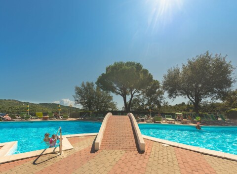 Ligúrska riviéra 2 km od pláže a blízko pamiatok: Dovolenka vo Villaggio Colombo s vonkajším bazénom + ihrisko