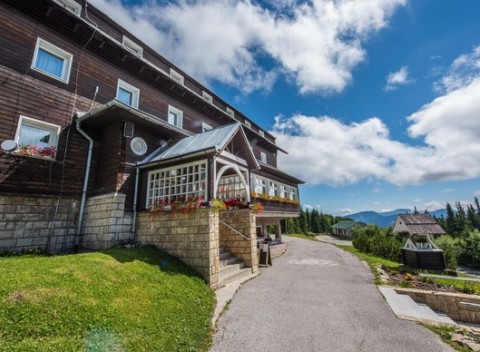 Jar na hrebeňoch Veľkej Fatry v Hoteli Granit Smrekovica*** s polpenziou a wellness.