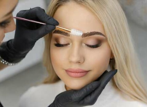 Laminácia obočia a lash lift mihalníc v salóne Kozmetika LUX