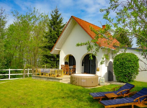 Maďarský vidiek blízko mesta Pécs a pohoria Zselic: Fehér Borház s raňajkami, privátnou vírivkou a bicyklami