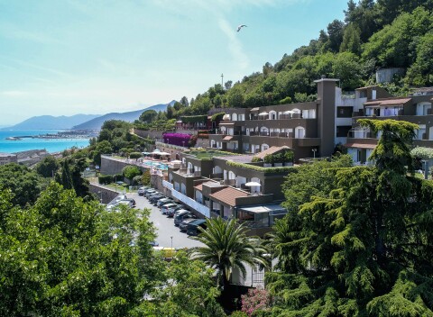 Ligúrske more 10 minút od pláže: Dovolenka v Rezidencii SantAnna s bazénom a súkromnou plážou + ihrisko