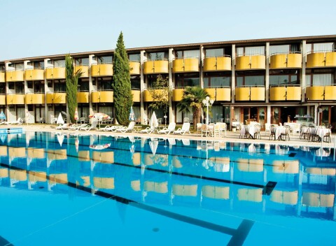 Letovisko Garda pri jazere a blízko zábavných parkov: Hotel Palme Complex *** s polpenziou a vonkajším bazénom