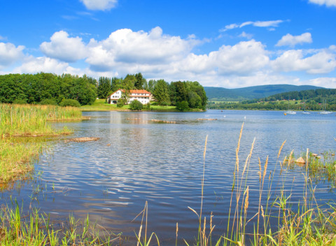 Lipno: Relaxácia v Hoteli Hořice na Šumave s polpenziou, saunou a masážou.