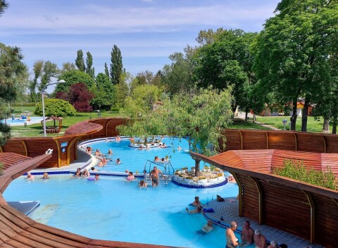 Komárom: Thermál Apartmanház s raňajkami a neobmedzeným vstupom do kúpeľov Brigetio + detská herňa a klub
