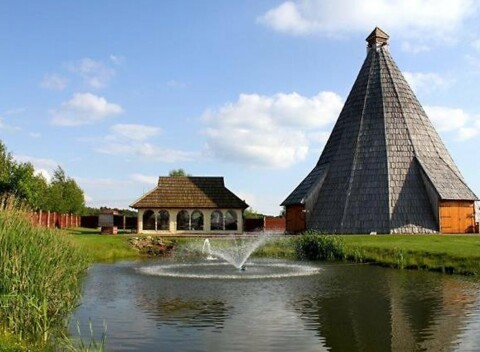 Jedinečný pobyt v sude či maringotke blízko Kolína a Poděbrad: Vigvam Resort s polpenziou a privátnym wellness