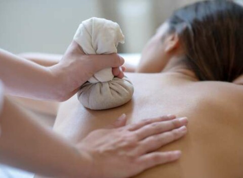 Darčeková poukážka na masáž podľa výberu: ajurvédska, bankovanie i maderoterapia