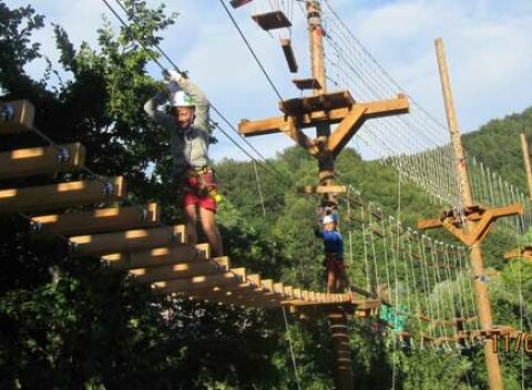 Rodinné dobrodružstvo v lanovom parku Rezortu Villa 27 - adrenalínový zážitok pre deti aj dospelých