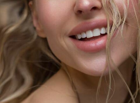 Revolučné bezbolestné zväčšenie Hyaluron Pen alebo hĺbková hydratácia Kiss Lips Therapy