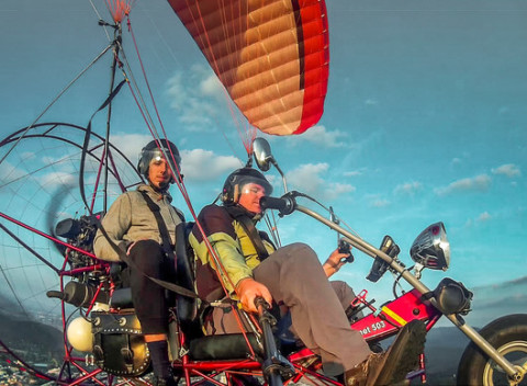 Zážitkový let v okolí  Trenčína – nezabudnuteľný motorový tandemový paragliding.