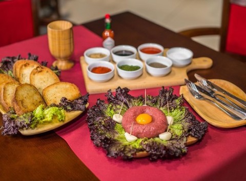 200 g tatársky biftek z hovädzej sviečkovice a 10 hrianok v Reštaurácii Slovenské špeciality.