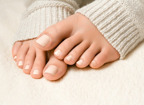 Mokrá pedikúra s peelingom a masážou. Starostlivosť o pokožku nôh je dôležitá po celý rok.