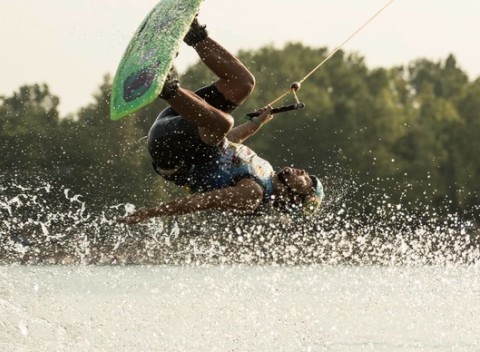 Hodinová jazda na wakeboard alebo paddleboard na Zlatých pieskoch + kompletná výbava.