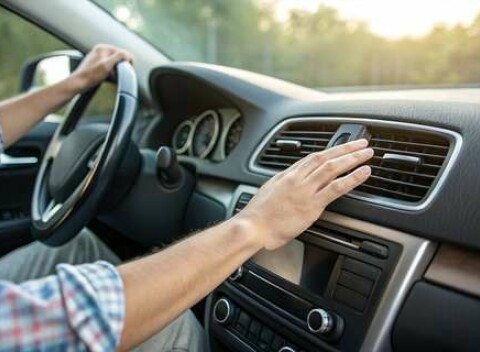 Plnenie klimatizácie a čistenie interiéru ozónom v novom autoservise AGROTEC v Lamači