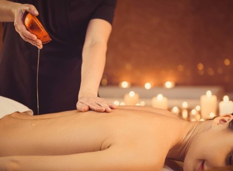 Aromatouch terapia ôsmimi druhmi olejov. Navráti vám fyzickú, mentálnu a emocionálnu rovnováhu.