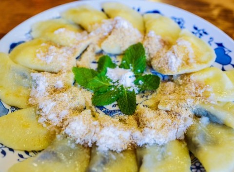 Sladké domáce pirohy so slivkovým lekvárom a tvarohom v Haluškárni v Košiciach.