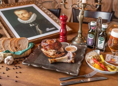 Pomaly pečené koleno marinované v pive a cesnaku, vykostené pred servírovaním.