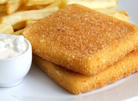 Vyprážaný syr v zemiakovom ceste s prílohou a pivom alebo Kofolou pre dvoch.