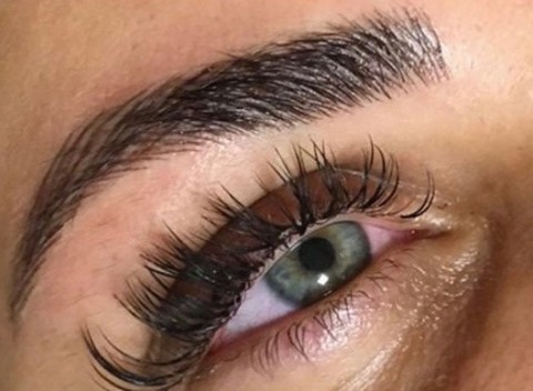 Zobuďte sa ráno vždy s rozžiareným pohľadom! Microblading obočia - dokonale tvarované a upravené.