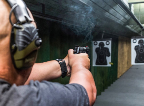 Zážitková streľba z krátkych aj dlhých zbraní v strelnici Delta – jedinej svojho druhu v okolí.