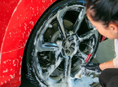 Exteriérové a interiérové ručné umytie vozidla + voskovanie laku určené pre náročných zákazníkov.