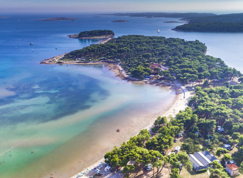 Rodinná dovolenka na chorvátskej Istrii v hoteli Koral Medulin*** len 10 m od pláže.