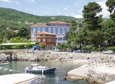 Chorvátsko v Hoteli Park **** Lovran s polpenziou a bazénom len 50 m od mora.
