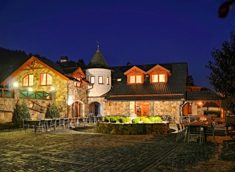 Posázavie: romantický pobyt na Zámečku Kaliště *** s polpenziou, vínom a saunou.