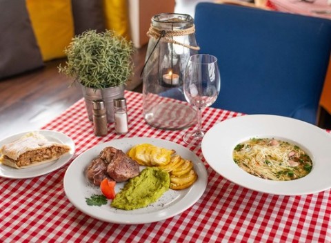 Trojchodové promočné menu v Le Petit Café v Starom Meste. Na výber z 3 rôznych jedál.