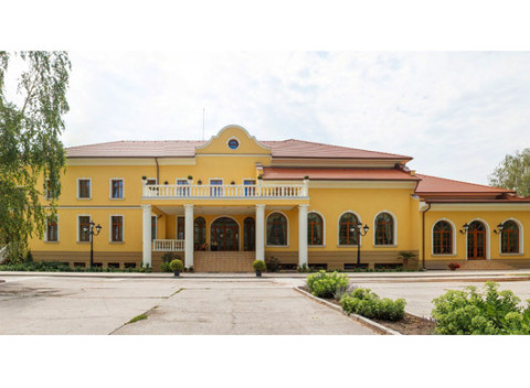 Hotel*** Plauter Kúria s polpenziou pre dvoch, bazénom a neobmedzenou konzumáciou ovocia zo sadu.