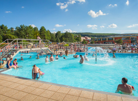 Pobyt na 4, 5 alebo 8 dní pri slanom prameni Podhájska pre celú rodinu.