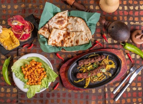 Kurací alebo jahňací shish kebab v indickej Maharadža reštaurácii v Bratislave.