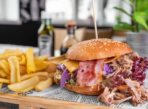 280 g Pulled Pork Burger – burger z trhaného bravčového mäsa v BistorOne.