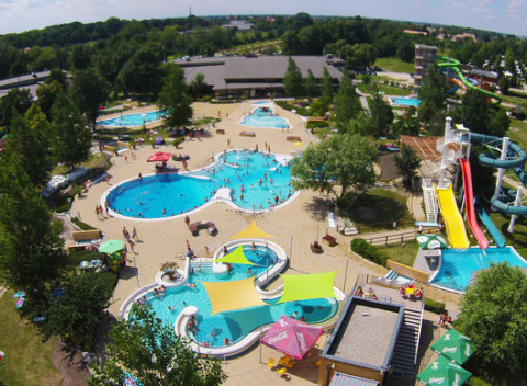 Celodenný vstup do termálneho vodného sveta Várkertfürdő s 18 bazénmi a 7 toboganmi.