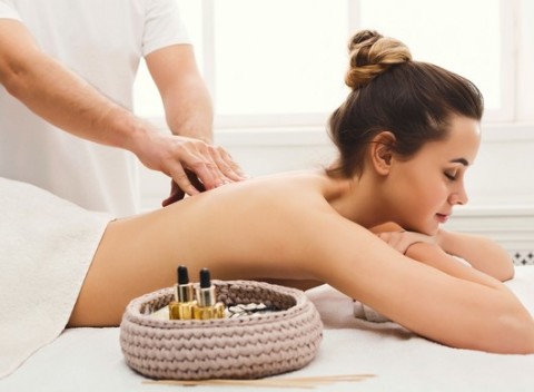 Relaxačná klasická alebo škoricová masáž na harmonizáciu tela a úľavu od bolesti.