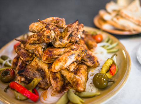 Poriadna porcia grilovaných kuracích krídel s bohatou oblohou v Atelier Caffe & Restaurant.