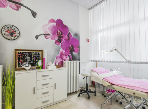 Hĺbkové čistenie, regeneračné a omladzujúce či ultrazvukové čistenie pleti s masážou tváre a krku.