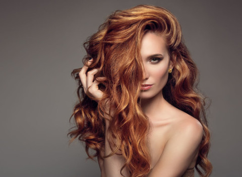 Ošetrenie vlasov včelím jedom. Organický komplex v prípravku tvorí až 18 účinných látok.