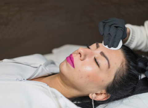 Hĺbkové čistenie pleti s masážou tváre a dekoltu a formovaním obočia.