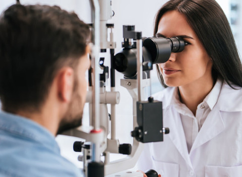 Kompletné vyšetrenie zraku v luxusnej očnej optike DUOS so zľavou na okuliare.