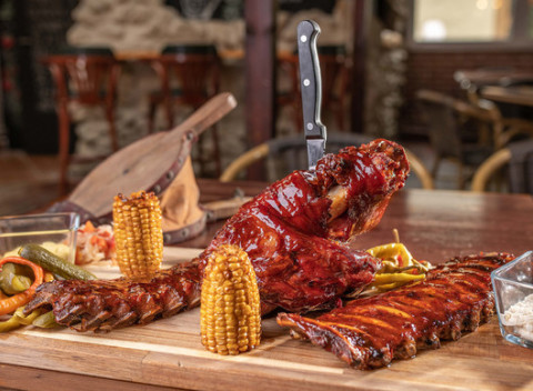 Dvojkilové grilované koleno, rebrá či combo s pivom. Grilované bravčové pochúťky v Domácej pivárni.